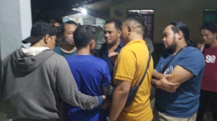 Anggota Satreskrim Polres Jepara saat berhasil menangkap Pelaku SN dan saksi AP pacar pelaku di kediaman rumahnya di Kecamatan Nalumsari Kabupaten Jepara, tega membunuh bayi sendiri hingga dibuang di sungai belakang rumah.