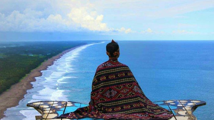 Pengunjung berfoto di spot selfie kupu-kupu berlatar samudera Hindia di Bukit Hud Karangbolong Kebumen