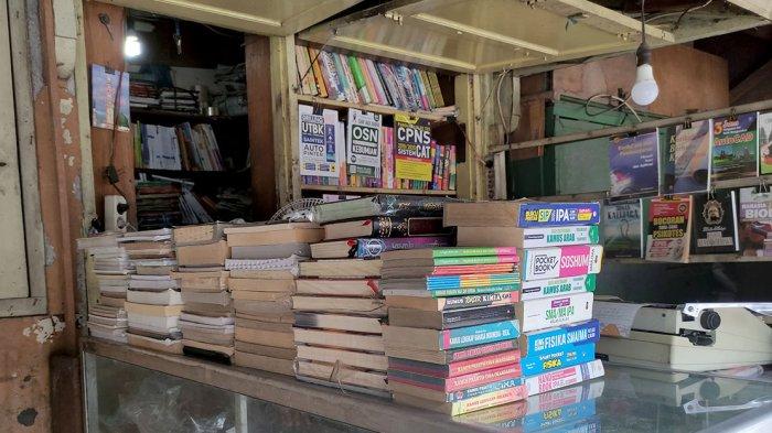 Buku buku baru dan lawas tersedia di kios buku di belakang Sriwedari Solo.