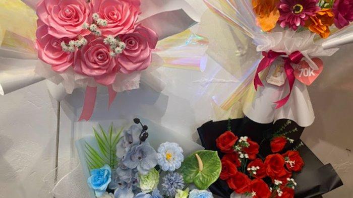 Flomma Flower berada di  Jalan Basudewo, Bulustalan, Kecamatan Semarang Selatan menawarkan rangkaian bunga berbahan dasar kawat bulu atau Pipe Cleaner.