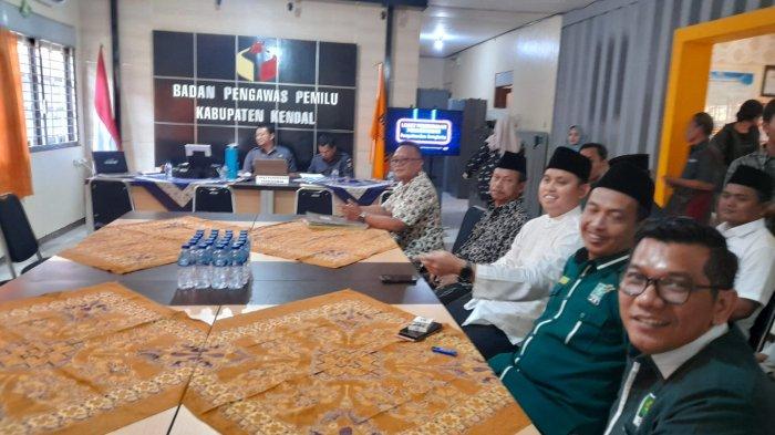 Bakal pasangan calon bupati dan wakil bupati Kendal, Dico M Ganinduto - Ali Nurudin mengajukan gugatan KPU Kendal ke kantor Bawaslu Kabupaten Kendal, Jumat (30/8/2024) sore.