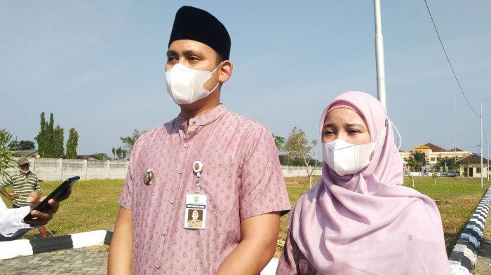 Bupati Kendal Dico M Ganinduto bersama istri Chacha Frederica saat meninjau penyembelihan hewan kurban di rumah dinas, Rabu (21/7/2021).