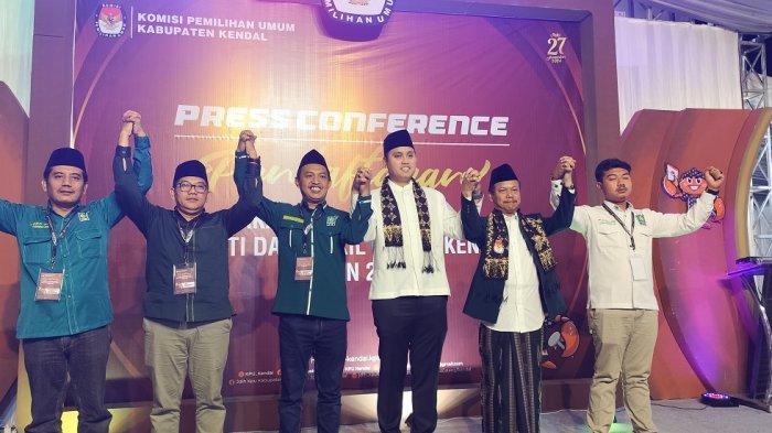Pasangan bakal calon bupati dan wakil bupati Kendal, Dico M Ganinduto - Ali Nurudin (pakai sarung) saat mendaftar ke KPU Kendal, Kamis (29/8/2024). 
 
