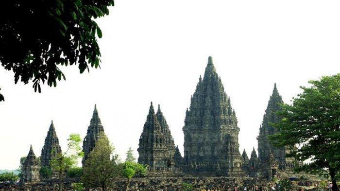 Candi Prambanan saat dipadati wisatawan yang berekreasi