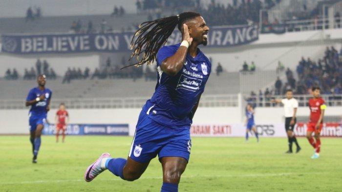 Carlos Fortes melakukan selebrasi seusai mencetak gol.