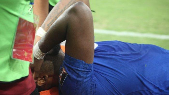 Penyerang andalan PSIS Semarang, Carlos Fortes, menutup wajahnya saat digotong untuk pengecekan lebih lanjut soal cedera kakinya, Kamis (7/7/2022) di Stadion Jatidiri.