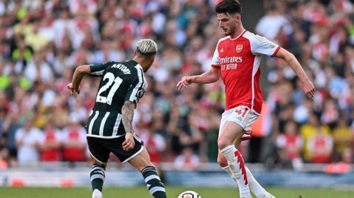 Declan Rice (kanan) beraksi kontra Antony dalam duel Liga Inggris Arsenal vs Manchester United pada Minggu (3/9/2023) malam.