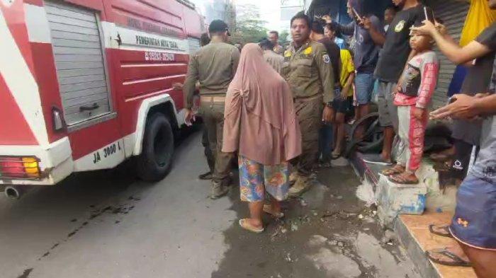 Seorang petugas pemadam kebakaran mengalami kecelakaan saat bertugas di Pasar Alun-alun Kota Tegal, Senin (13/5/2024).