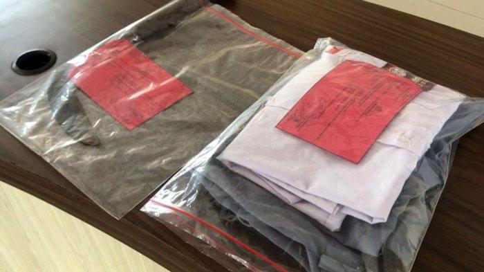 Sebilah celurit dan beberapa seragam sekolah menjadi barang bukti kasus siswa membacok guru MA Yasua Demak.