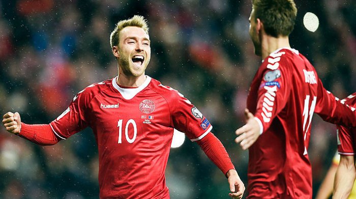 Pemain timnas Denmark, Christian Eriksen (kiri), merayakan gol bersama rekan setimnya seusai membobol gawang Rumania dalam laga kualifikasi Piala Dunia 2018 di Kopenhagen, Denmark, pada 8 Oktober 2017.