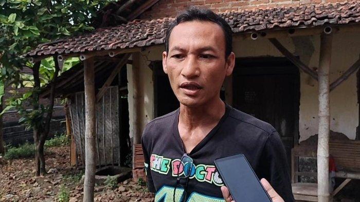 Christian Rahardianto, Kades Tanjungrejo saat memberikan keterangan terkait kondisi WU di Depan rumahnya 