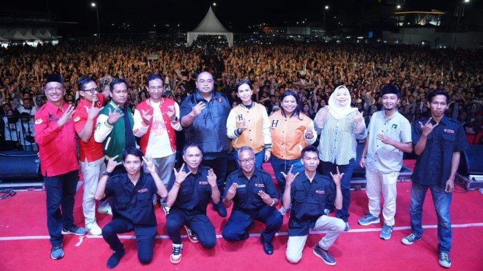 Puluhan ribu warga Magelang dan sekitarnya memadati di Lapangan Parkir Artis Mall, Kota Magelang, Jawa Tengah, pada Rabu (17/1/2024) untuk menghadiri dan memeriahkan Pesta Rakyat Ganjar-Mahfud #23.