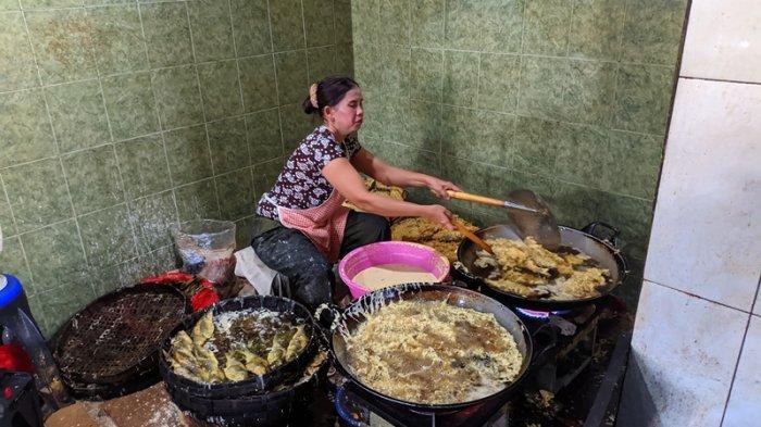 Aktivitas di dapur rumah produksi Bandeng Presto Bu Sufa'ati, Desa Dukutalit, Kecamatan Juwana, Pati, Rabu (11/9/2024)