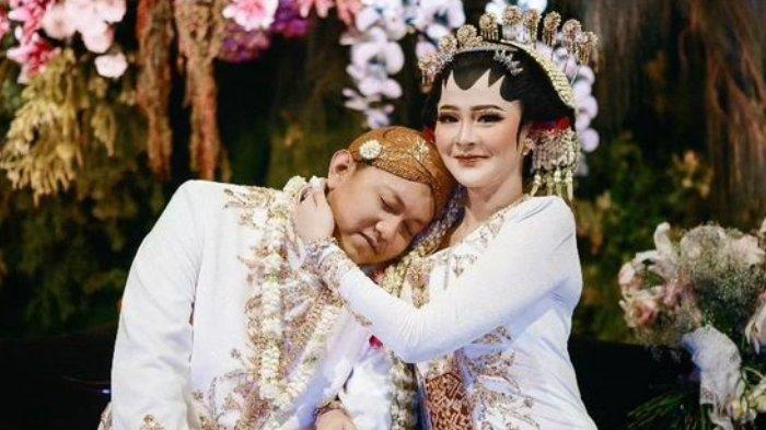Penyanyi Denny Caknan dan Bella Bonita resmi menikah pada Jumat (7/7/2023). Akad nikah keduanya digelar di Hotel The Sun, Madiun, Jawa Timur. (Instagram @denny_cak