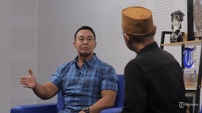 Mantan Panglima TNI Jenderal (Purn) Andika Perkasa saat diwawancarai Direktur Pemberitaan Tribun Network Febby Mahendra Putra di Studio Tribun, Jakarta Pusat, Rabu (23/8/2023). 