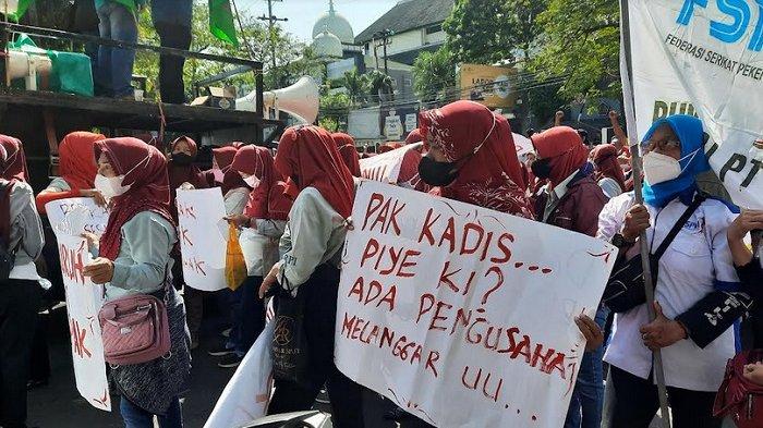 Sejumlah buruh melakukan aksi demo di depan kantor Dinas Tenaga Kerja (Disnaker) Kota Semarang, Kamis (7/7/2022).