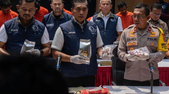 Suasana gelar perkara kasus narkotika di Baturetno, Banguntapan, Bantul, D.I Yogyakarta, Jumat (3/11/2023). Bareskrim Polri bersama Polda DIY berhasil membongkar tiga rumah produksi keripik pisang narkotika dan happy water di Bantul dan Magelang serta mengamankan delapan tersangka dengan barang bukti 426 bungkus keripik pisang narkotika berbagai ukuran, 2.022 botol cairan happy water narkotika.