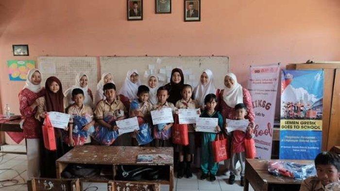 Berfoto bersama Ikatan Istri Karyawan Semen Gresik (IIKSG) dengan siswa sekolah dasar negeri (SD N) Kadiwono 1, Kecamatan Gunem, Kabupaten Rembang dalam kegiatan Goes to School (25/8).