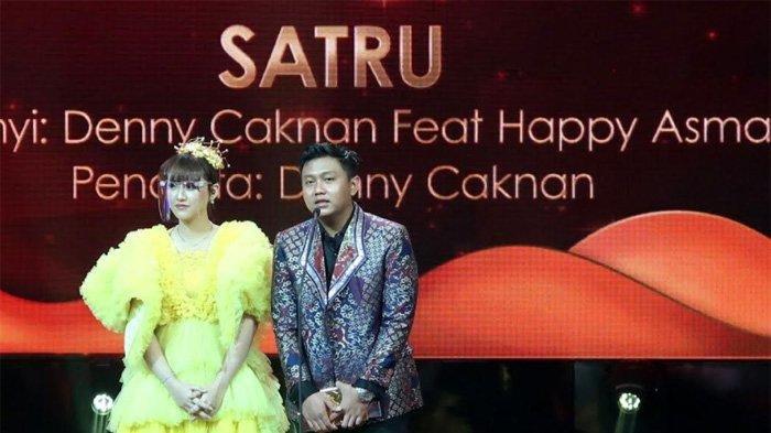 Denny Caknan dan Happy Asmara dalam acara Ambyar Awards Spesial 2021