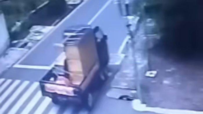 Potongan rekaman CCTV detik-detik mobil ekspedisi menabrak pengendara sepeda motor di Lenteng Agung, Selasa (26/11/2024).(@jakarta.terkini)