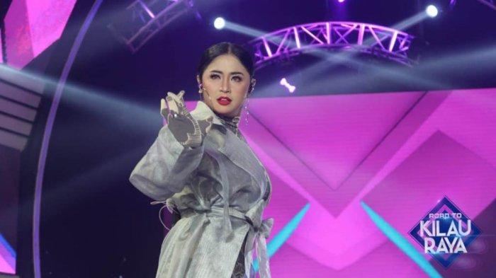 Dewi Persik (kiri) saat pentas di Alun-alun Kajen, Kabupaten Pekalongan. Istimewa