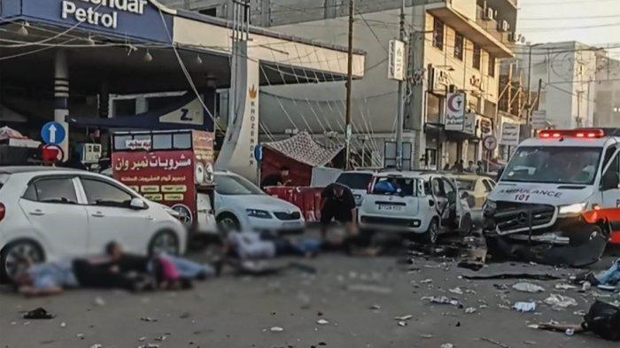 Tangkap layar rekaman video AFPTV yang menunjukkan para korban tergeletak di dekat ambulans yang rusak akibat serangan Israel yang dilaporkan di depan rumah sakit Al-Shifa di Kota Gaza pada 3 November 2023, ketika pertempuran antara Israel dan gerakan Hamas Palestina terus berlanjut.