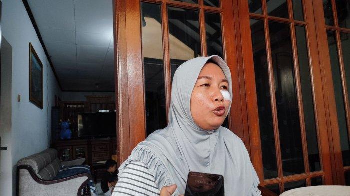 Ibu asal Depok, Dian Setyorini (43),menceritakan peristiwa saat ia korban peluru senapan angin nyasar pada Senin (30/10/2023) lalu. 