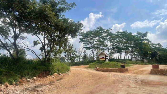 JALAN DIBLOKADE: Akses jalan kendaraan tambang Semen Gresik di Desa Tegaldowo, Kecamatan Gunem, Kabupaten Rembang, yang diblokade oleh warga dan pemerintah desa setempat. (DOK. PEMDES TEGALDOWO)