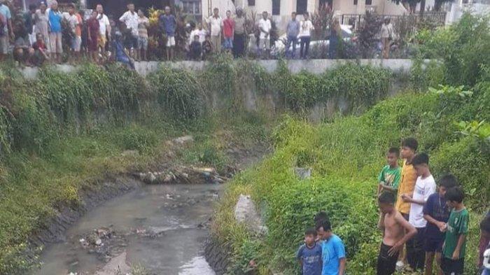 Warga mengangkat jasad salah satu dari dua korban yang diduga korban kejahatan jalanan, dari perairan sungai di Kecamatan Siantar Marihat, Kota Pematangsiantar, Provinsi Sumut, Minggu (26/5/2024). (DOKUMENTASI WARGA)