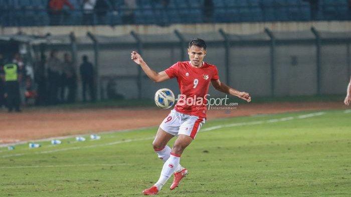 Striker timnas Indonesia, Dimas Drajad sedang menguasai bola di Stadion Si Jalak Harupat Bandung, Jawa Barat, 1 Juni 2022.