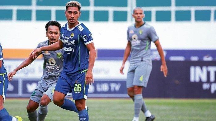 Persib Bandung dipastikan tak diperkuat bek berpaspor Filipina, Daisuke Sato saat laga melawan Persebaya akhir pekan ini.