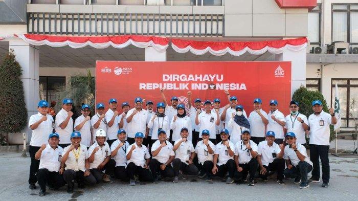 Direktur Operasi PT Semen Gresik, Benny Ismanto, berfoto bersama para karyawan pada kegiatan Upacara Hari Kemerdekaan Republik Indonesia ke-78 di depan gedung CCR Pabrik Rembang (17/8).