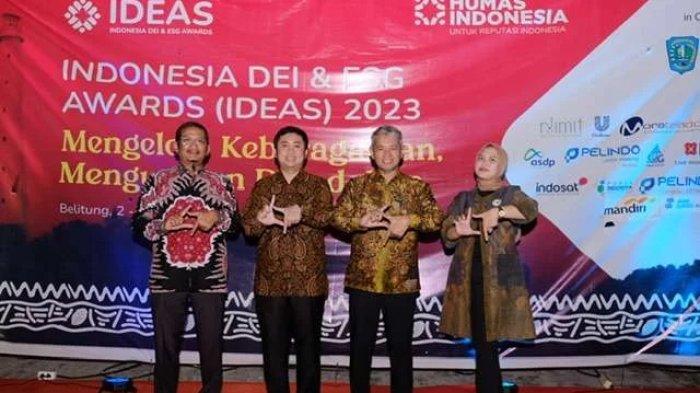 Direktur Utama PT Semen Gresik, Muchamad Supriyadi (dari kanan nomor 2), bersama Plt. General Manager of Communication & Legal, Ahmad Jibril (dari kanan nomor 3), Senior Manager of Communication & CSR, Dharma Sunyata (dari kanan nomor 4), dan CEO Rumah BUMN Rembang, Yeni Indah Lestari (paling kanan) berfoto bersama pada ajang The 2nd Indonesia DEI & ESG (IDEAS) 2023 di Urbanview Hotel Belitung Lodge Resto, Air Selumar, Sijuk, Kabupaten Belitung (4/8).