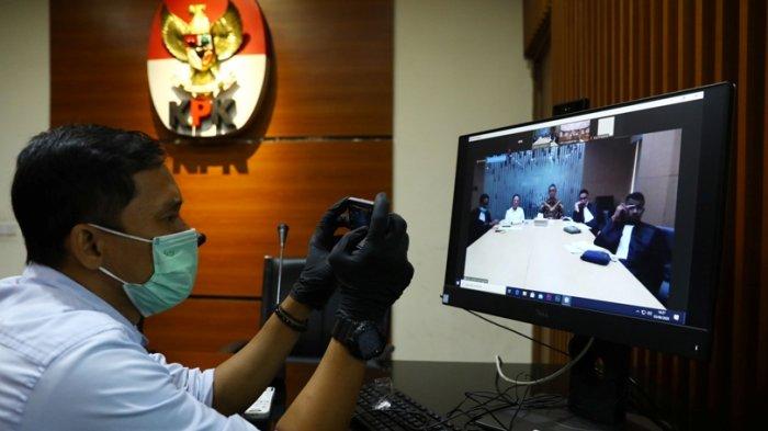 DITUNTUT 8 TAHUN - Wartawan mengambil gambar sidang tuntutan mantan komisioner KPU, Wahyu Setiawan, yang disiarkan secara 'live streaming' di gedung KPK, Jakarta, Senin (3/8). Jaksa Penuntut Umum KPK menuntut Wahyu Setiawan 8 tahun penjara.