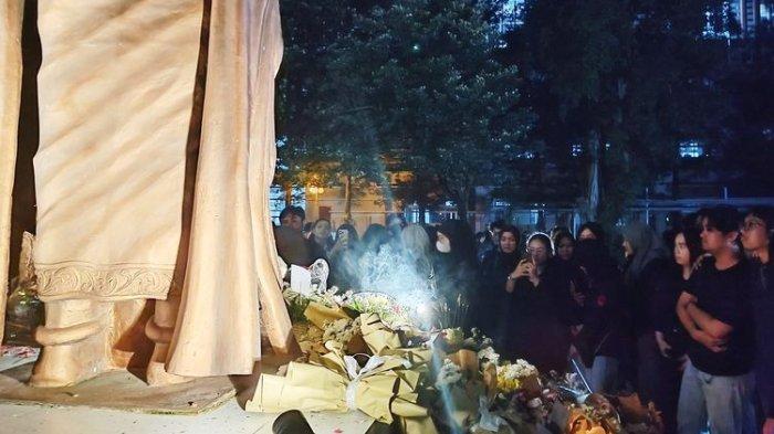 DOA BERSAMA: Mahasiswa Fakultas Hukum UGM menggelar doa bersama untuk Argo Ericko Achfandi yang meninggal dalam kecelakaan di Jalan Palagan Tentara Pelajar, Sariharjo, Kapanewon Ngaglik, Kabupaten Sleman. Selain berdoa bersama, para mahasiswa juga tabur bunga di depan patung Dewi Keadilan untuk Argo Ericko Achfandi. (KOMPAS.COM/YUSTINUS WIJAYA KUSUMA)