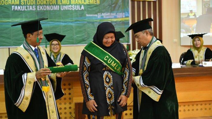 Bripka Ratih Candra Ayu meraih gelar doktor Ilmu Manajemen (PDIM), Fakultas Ekonomi (FE) Unissula, Semarang. Personel Polres Jepara ini lulus dengan predikat sangat memuaskan, rata-rata IPK 3,86 setelah mampu menjawab semua pertanyaan dan memaparkan disertasinya di depan para penguji, Kamis (7/12/2023).