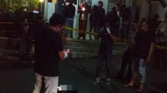 Polisi saat melakukan olah tempat kejadian perkara (TKP) driver taksi online yang dibunuh, di Mugas Dalam Raya, Mugassari, Semarang Selatan, Kota Semarang, Senin (24/7/2023).