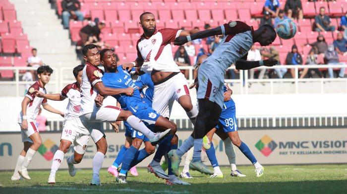 Para pemain PSIS Semarang dan PSM Makassar terlibat dalam perebutan bola pada pertandingan BRI Liga 1 2023/2024 di Stadion Jatidiri Semarang, Sabtu (30/9/2023)