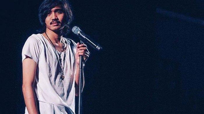 Vokalis Sheila on 7 Duta saat manggung beberapa waktu lalu.