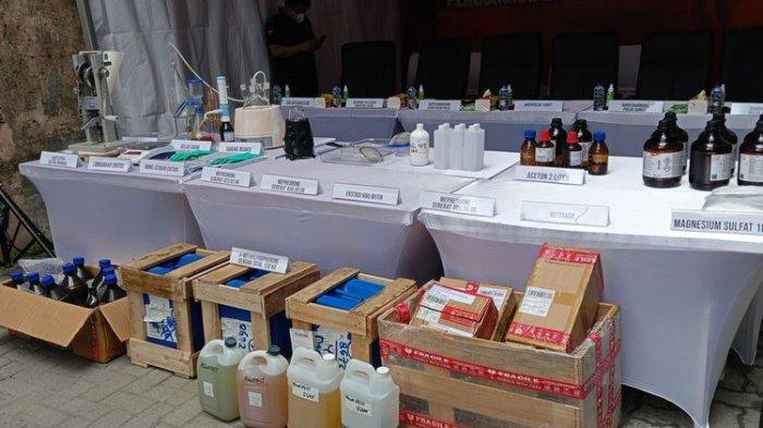 Barang bukti diamankan dari clandestine lab ekstasi mengandung mephedrone milik pasangan suami istri HK dan DK di Jalan Jumhana, Kelurahan Sukaramai II, Kecamatan Medan Area, Kota Medan. Terungkap, pasutri tersebut menggunakan kamarnya untuk membuat ekstasi mephedron selama 6 bulan terakhir. Mereka memproduksi ekstasi berdasarkan pesanan dari sejumlah tempat hiburan di Sumatera Utara.