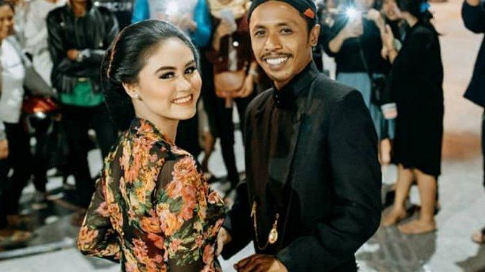 Dwinda Ratna dan Furry Setya alias Mas Pur pemeran Tukang Ojek Pengkolan
