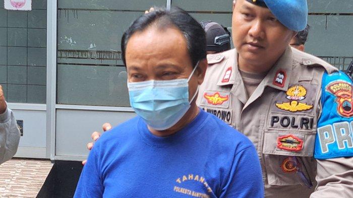 Polisi saat menetapkan owner sekaligus pengelola wisata The Geong atas nama Edi Suseno (63) sebagai tersangka utama insiden jembatan kaca pecah tewasnya wisatawan dalam konferensi pers yang diselenggarakan, Senin (30/10/2023).