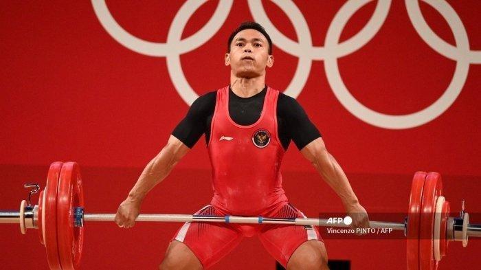 Atlet Indonesia Eko Yuli Irawan bertanding dalam kompetisi angkat besi 61kg putra pada Olimpiade Tokyo 2020 di Tokyo International Forum di Tokyo pada 25 Juli 2021. Eko Yuli Irawan mempersembahkan medali perak bagi Indonesia di cabor angkat besi Olimpiade Tokyo 2021.