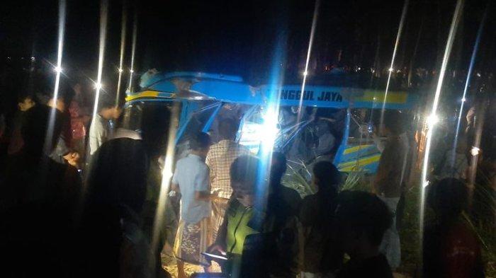 Warga melihat mobil elf yang tertabrak kereta api Probowangi di Klakah, Lumajang, Minggu (19/11/2023).