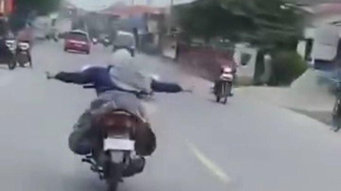 Video emak-emak naik sepeda motor sambil freestyle di Jalan Raya Adiwerna, Tegal, Selasa (24/12/2024).
