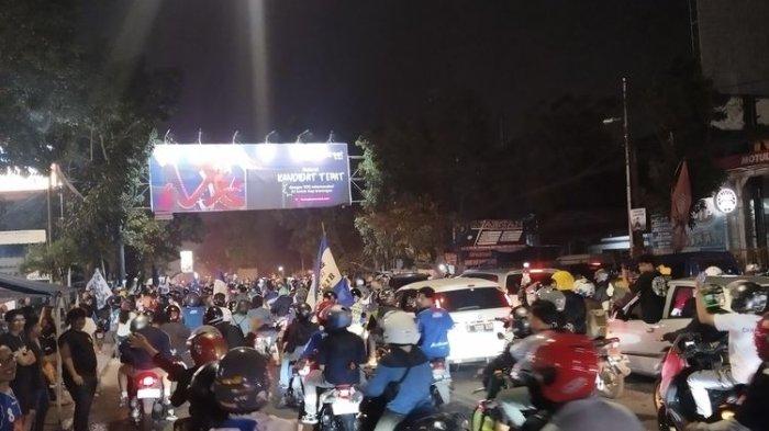 Konvoi bobotoh yang merayakan kemenangan Persib Bandung memadati Jalan Ahmad Yani, Kota Bandung, Jumat (31/5/2024).