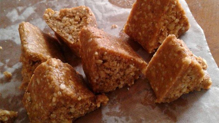 Enting-enting gepuk Salatiga, camilan manis dari bahan kacang tanah.