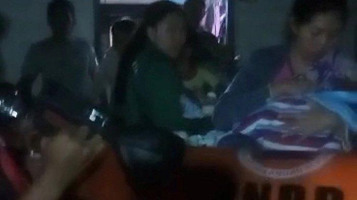 EVAKUASI BAYI: Tim TRC BPBD Blora melakukan evakuasi bayi umur 2 bulan dan 7 bulan dari rumah warga Desa Mojorembun, Kradenan, Blora, Selasa (20/5/2025) sekira pukul 03.00 WIB. (DOK. TRC BPBD BLORA)