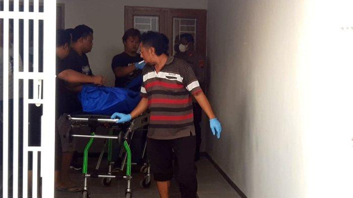 Proses evakuasi jenazah seorang perempuan berinisal W (34) di sebuah rumah di Desa Tempel, Kecamatan Gatak, Kabupaten Sukoharjo, Kamis (24/8/2023).