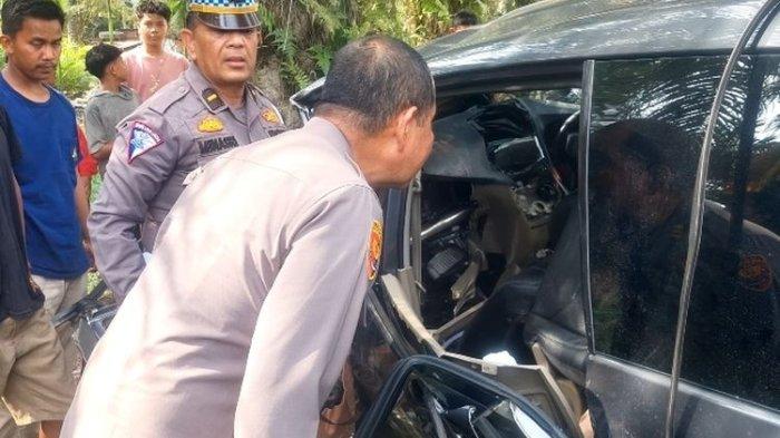 Petugas kepolisian saat mengevakuasi korban kecelakaan lalu lintas, di Kabupaten Siak, Riau, Sabtu (19/20/2024). (KOMPAS.com/Dok. Polsek Bungaraya.)